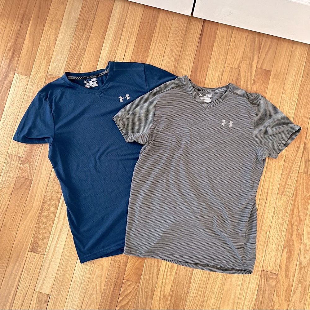 Set of Small Under Armour Men’s Short-Sleeve heat gear 2 shirts Navy & Gray